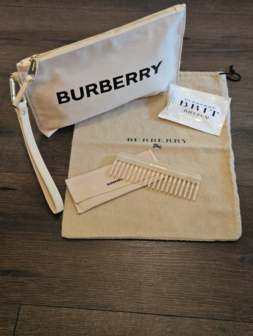 Burberry Beauty Canvas Wristlet & Grooming Gift Set – New